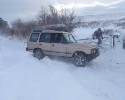 Snow and Ice Driving Tips Land Rover Discovery stuck in snow on Dartmoor