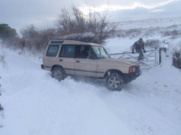 Land Rover Discovery stuck in snow on Dartmoor