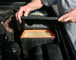 How to change the air filter on a Land Rover Discovery Air filter removal on a Land Rover Discovery