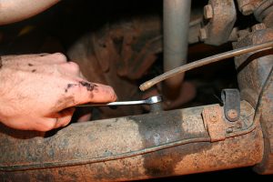 Undoing the breather from the axle tube with a 14mm spanner