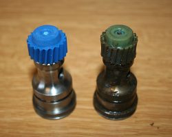 How to replace the speedo drive gear on a Land Rover New & old speedo gear - clearly showing the worn drive teeth