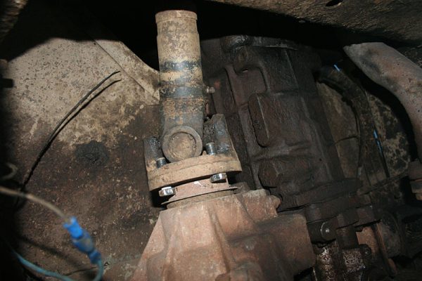 Remove the nuts from the bolts on the transfer gearbox end of the propshaft