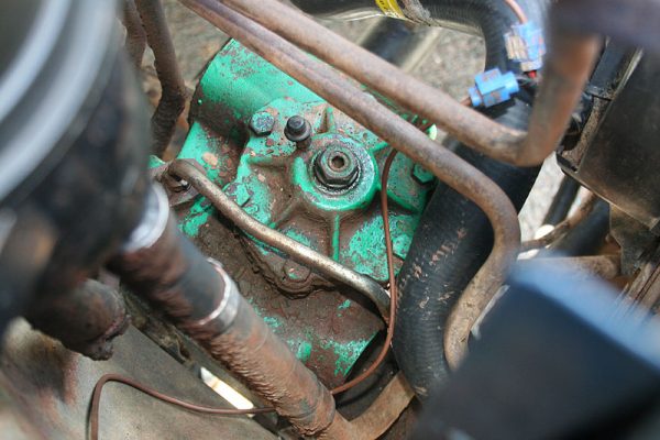 The steering box, with the lock nut and adjuster in the middle