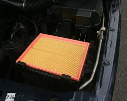 How to change the air filter on a Range Rover DSE The new air filter in place