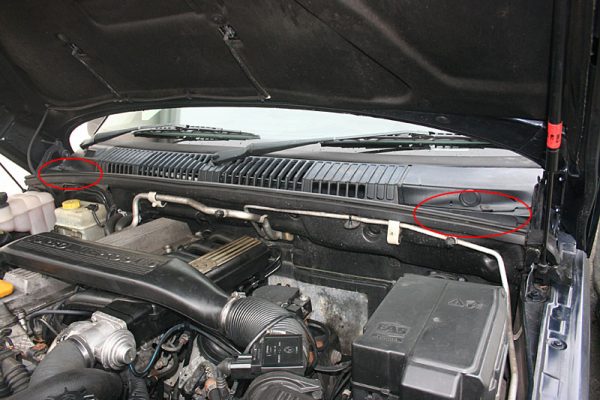 The location of the 2 pollen filters on a Range Rover P38
