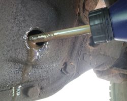 How to top up the diff oil on a Land Rover Check the level, and top up if necessary using EP90 oil.