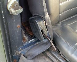 How to stop trapping your seat belt in the door of your Land Rover! An easy way to stop your seat belt getting trapped in the door of your Land Rover Defender