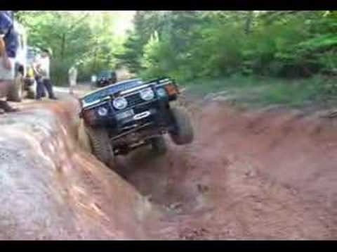 Video: Range Rover playing in a ravine